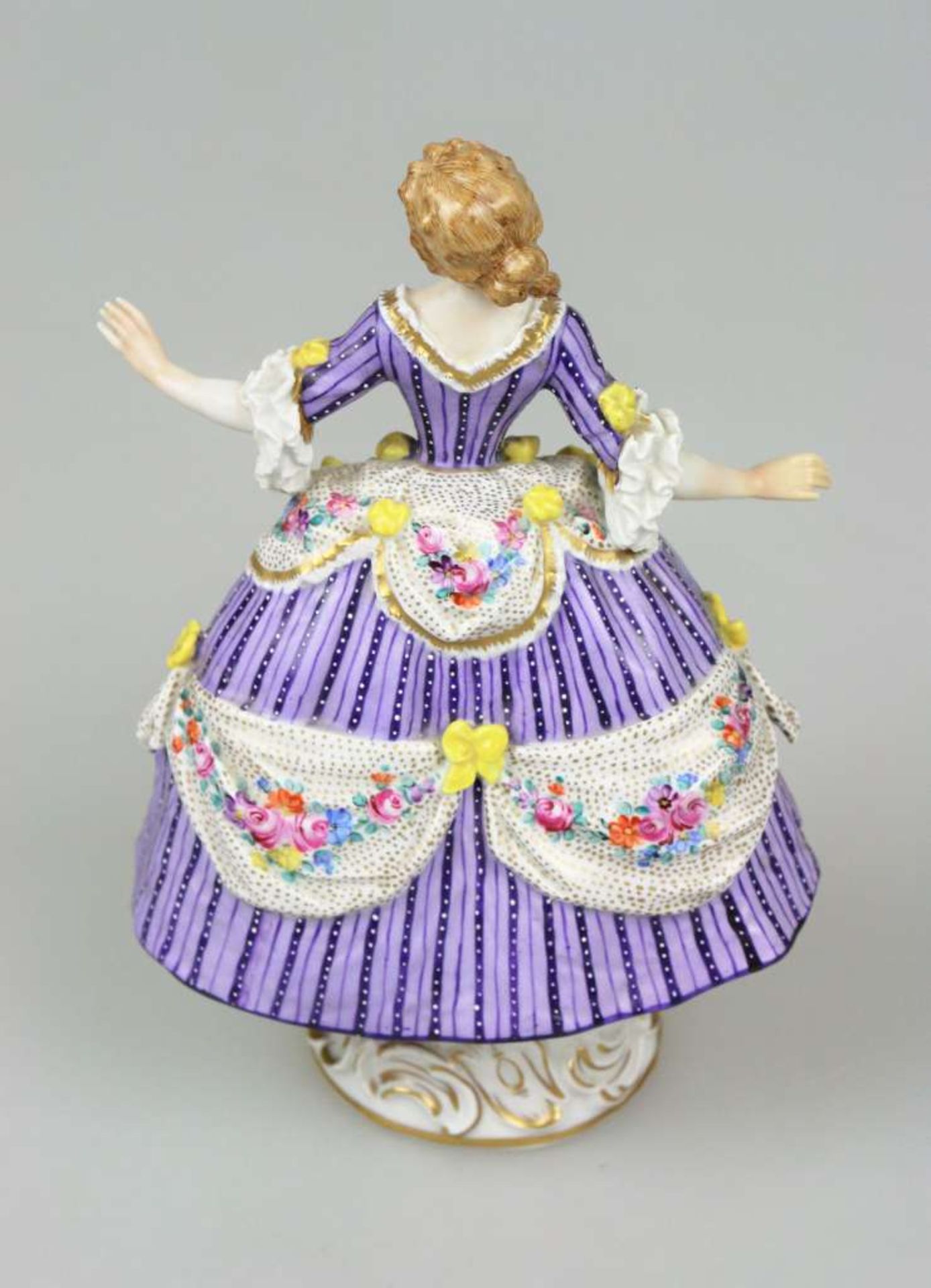 Porzellanfigur, wohl Sächsische Porzellanfabrik zu Potschappel, 20. Jh., Darstellung einer elegant - Image 2 of 3