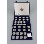 Die offiziellen Silber Gedenkmünzen Kanadas, 32 Münzen, einzeln in Kapseln im original Koffer,