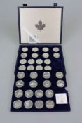Die offiziellen Silber Gedenkmünzen Kanadas, 32 Münzen, einzeln in Kapseln im original Koffer,
