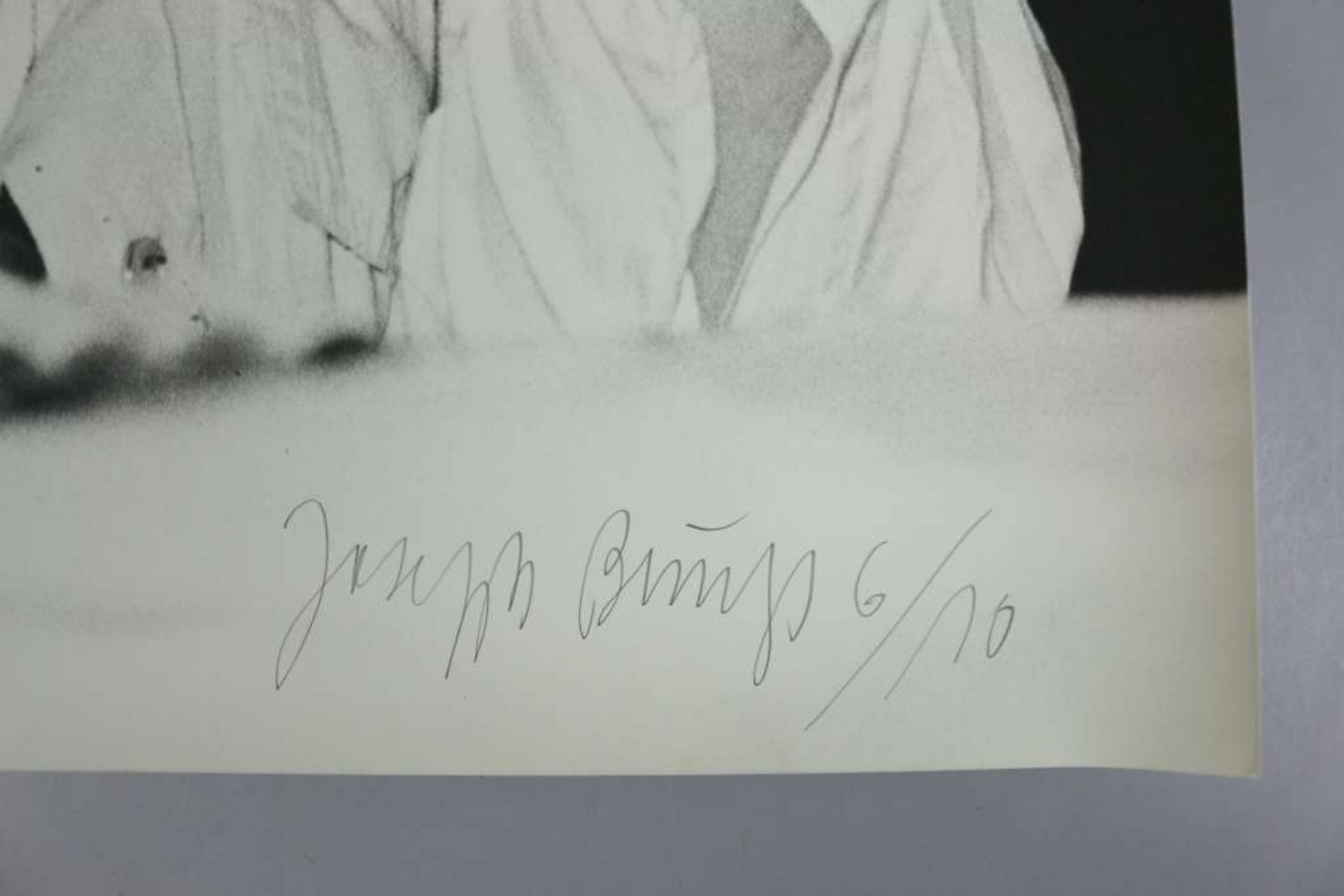 Joseph BEUYS und ZOA (XX), wohl "Joseph Beuys bei der Kaiserringverleihung in Goslar 1979", - Bild 2 aus 4