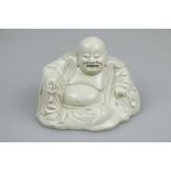 Buddha Hotei, Keramik, im Dehua Stil, glasiert. H.: 14 cm.