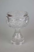 Zweiteilige Tischaufsatz aus Bleikristall in Form eines Pokales, massiv beschliffen, üppig dekoriert
