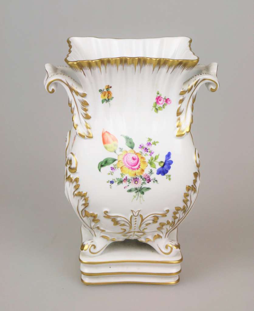 HEREND Vase, wohl Dekor "Petit Bouquet de Rose", 20. Jh., Henkelvase auf Volutenstand und mehrfach - Image 2 of 3