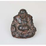 Kleiner lachender Buddha, Bronzeguss, Mingstil, wohl 18. Jh., patiniert. H.: 7,5 cm.