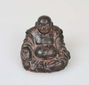 Kleiner lachender Buddha, Bronzeguss, Mingstil, wohl 18. Jh., patiniert. H.: 7,5 cm.