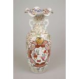 Vase, Porzellan China, wohl 19. Jh., rote Dreiermarkung am Stand, Familie Rose, reiche figürliche
