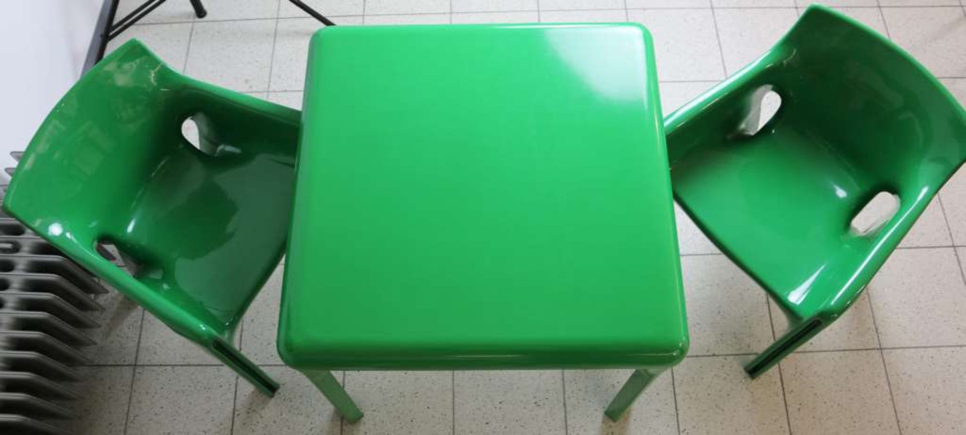 Artemide Tisch und zwei Stühle, grün, Design Vico Magistretti 1968. Paar Armlehnstühle 'Gaudi',