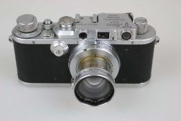 Leica-Rollfilmkamera, Modell: Leica IIIa, Nr. 311757* von 1939, schwarz beledertes Metallgehäuse.