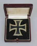 Preußen Eisernes Kreuz 1. Klasse 1914 an Nadel, leicht gewölbte Form, im braunen Verleihungsetui mit