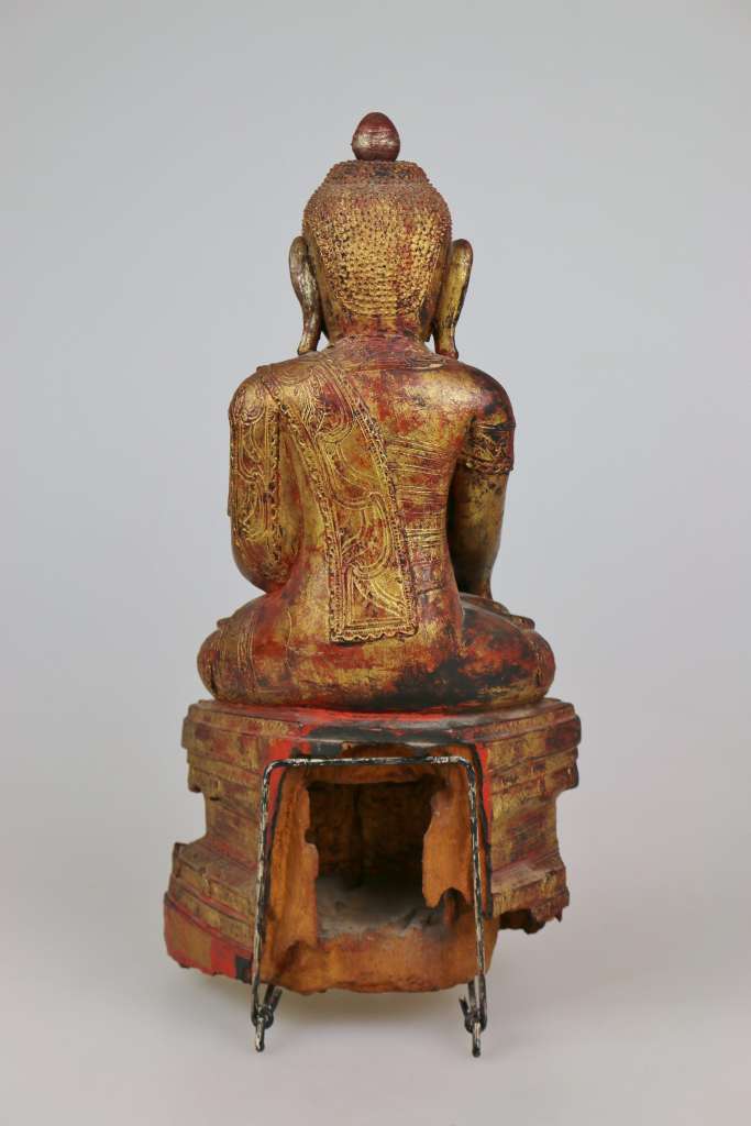 Buddha Amitayus im Lotussitz, Mandalay Region Burma, 19. Jh., Holz mit Resten der rot-goldenen - Image 2 of 7