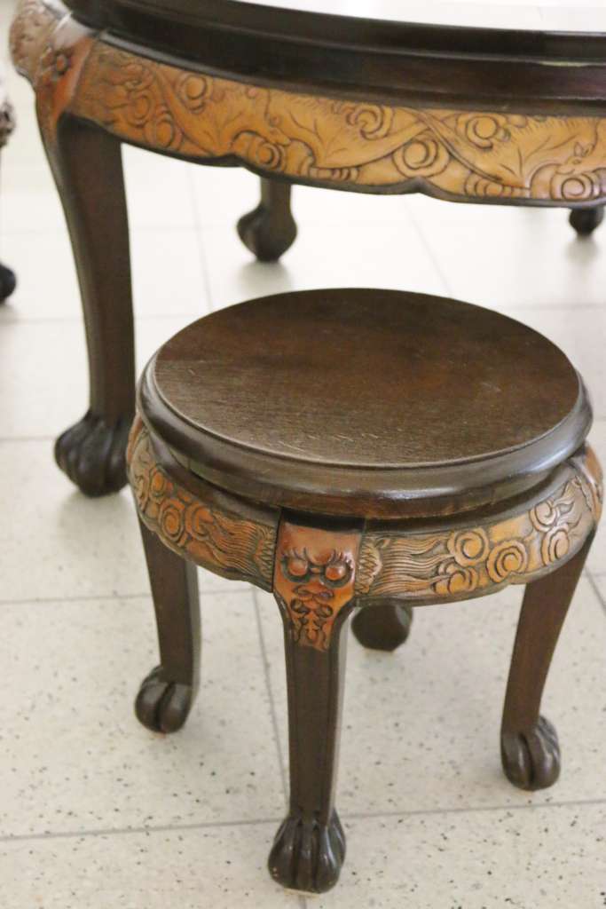 Runder Tisch und vier Hocker aus Holz, Asien. Tischblatt reich und fast vollrund beschnitzt mit - Image 4 of 4
