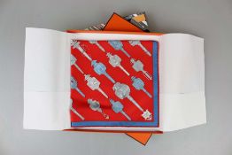 Hermès Gavroche, Seidentuch, roter Grundton mit Laternenmotiven, Maße: ca. 42 x 42 cm, Neuware im