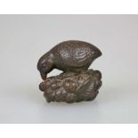Netsuke, Holz, pickender Vogel auf naturalistischem Sockel, fein geschnitzt, Höhe ca. 4,5 cm.