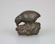 Netsuke, Holz, pickender Vogel auf naturalistischem Sockel, fein geschnitzt, Höhe ca. 4,5 cm.