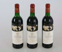 Rotwein, 3 Flaschen Château Mouton-Rothschild 1er Cru Classé, 1986, Bordeaux Pauillac 0,75 L.. Der