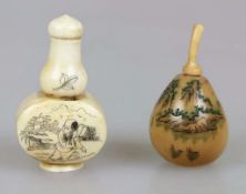 China, 2 Snuffbottle, wohl Bein und Kunstguss, eine Flasche in Birnenform, mit geritzten