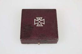 Etui für das Eisernes Kreuz 1. Klasse 1914, braunes Etui mit schwarzer Samteinlage und silbernem