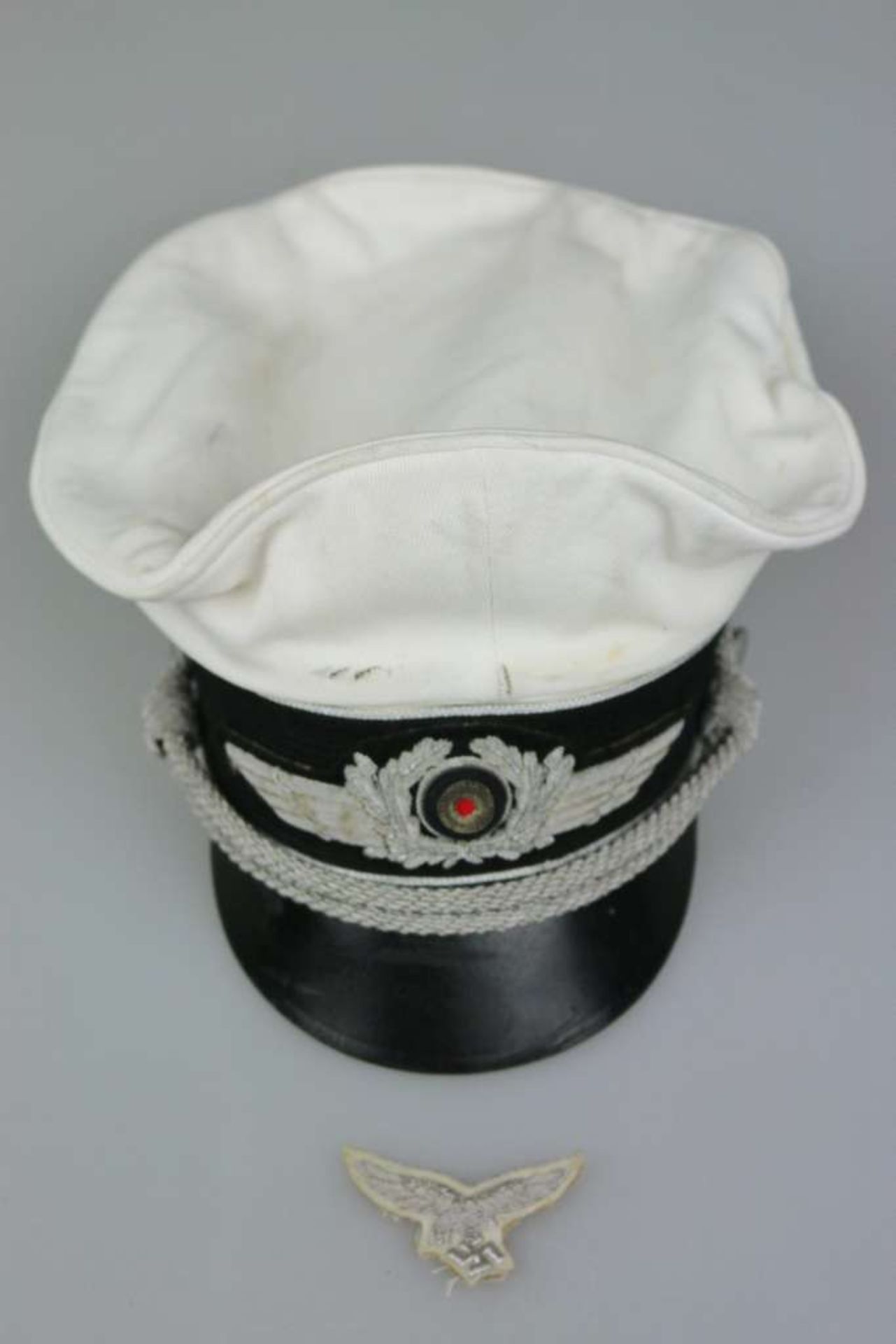 Luftwaffe, weiße Sommerschirmmütze für Offiziere. Sattelform mit abnehmbarem Mützendeckel aus weißem - Image 2 of 8