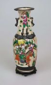 China, Balustervase, 20 Jh., polychrome Bemalung mit Kriegsszenen, am Stand und Schulterbereich