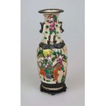 China, Balustervase, 20 Jh., polychrome Bemalung mit Kriegsszenen, am Stand und Schulterbereich