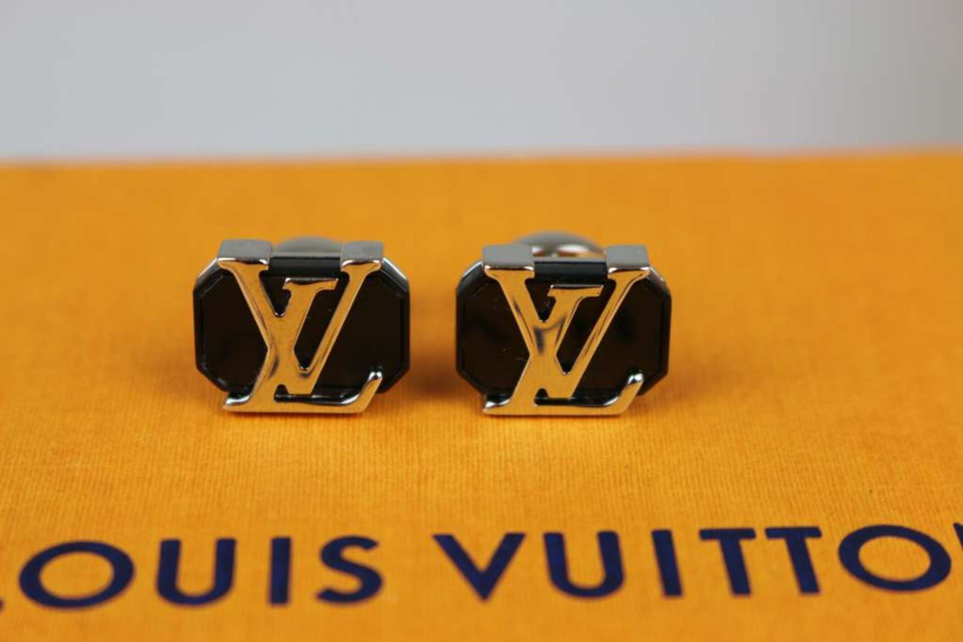 Louis Vuitton, Paar Manschettenknöpfe mit LV Emblem, dabei Etui aus Damier Ebene Canvas, Maße: ca. 6 - Bild 2 aus 2