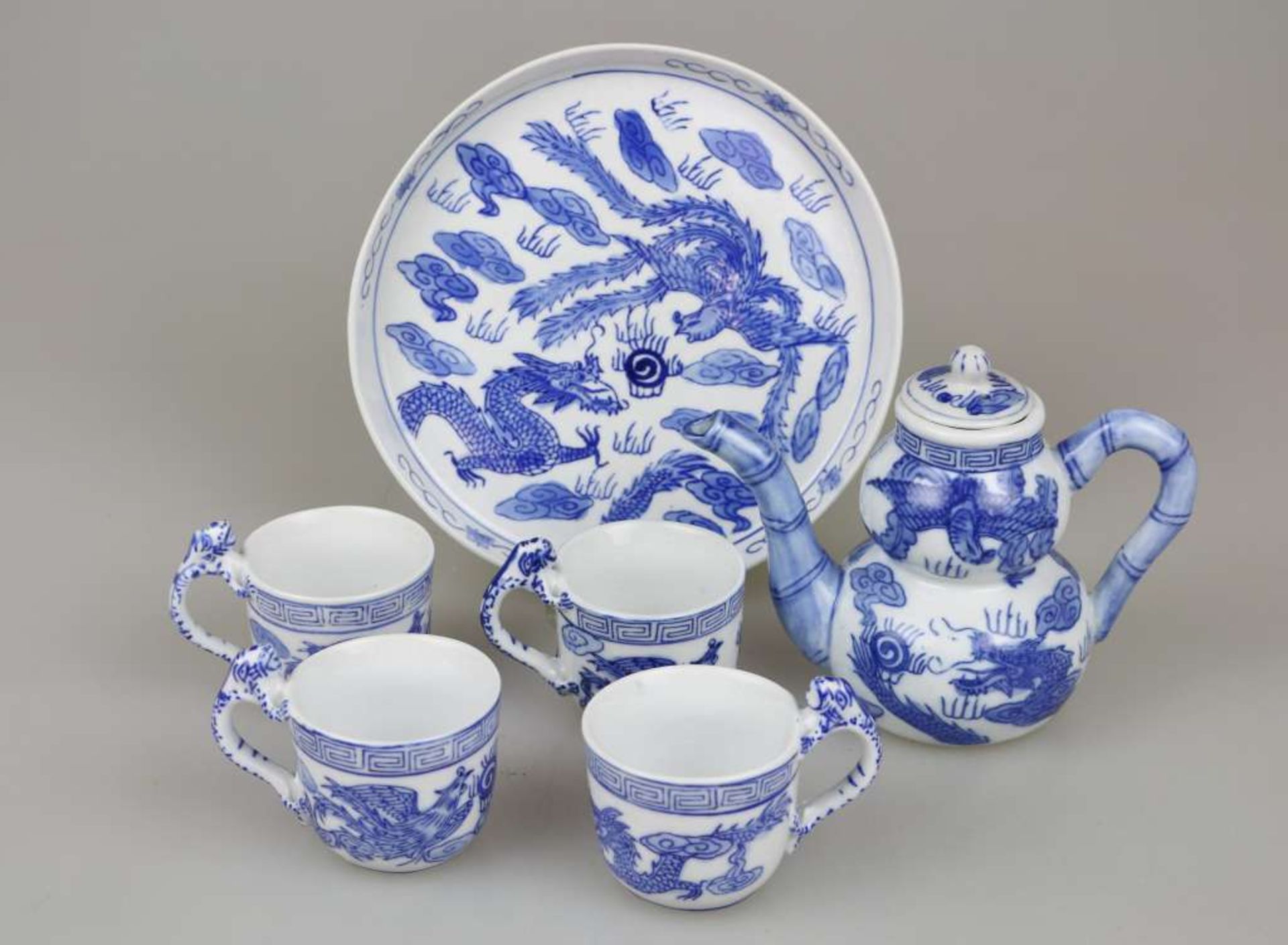 China, Teeservice mit Drachenmotiv in Blau auf weißem Grund, 20. Jh., bestehend aus Tablett, Kanne