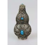 China, Snuffbottle, Silber mit eingelegten blauen Steinen, Flaschenform reich verziert, Höhe ca. 8,5