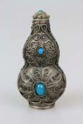 China, Snuffbottle, Silber mit eingelegten blauen Steinen, Flaschenform reich verziert, Höhe ca. 8,5