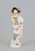 Japan, Elfenbeinschnitzerei um 1930, Geisha-Figur mit Mandoline und reich verzierten Gewändern,