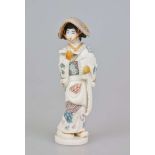 Japan, Elfenbeinschnitzerei um 1930, Geisha-Figur mit Mandoline und reich verzierten Gewändern,