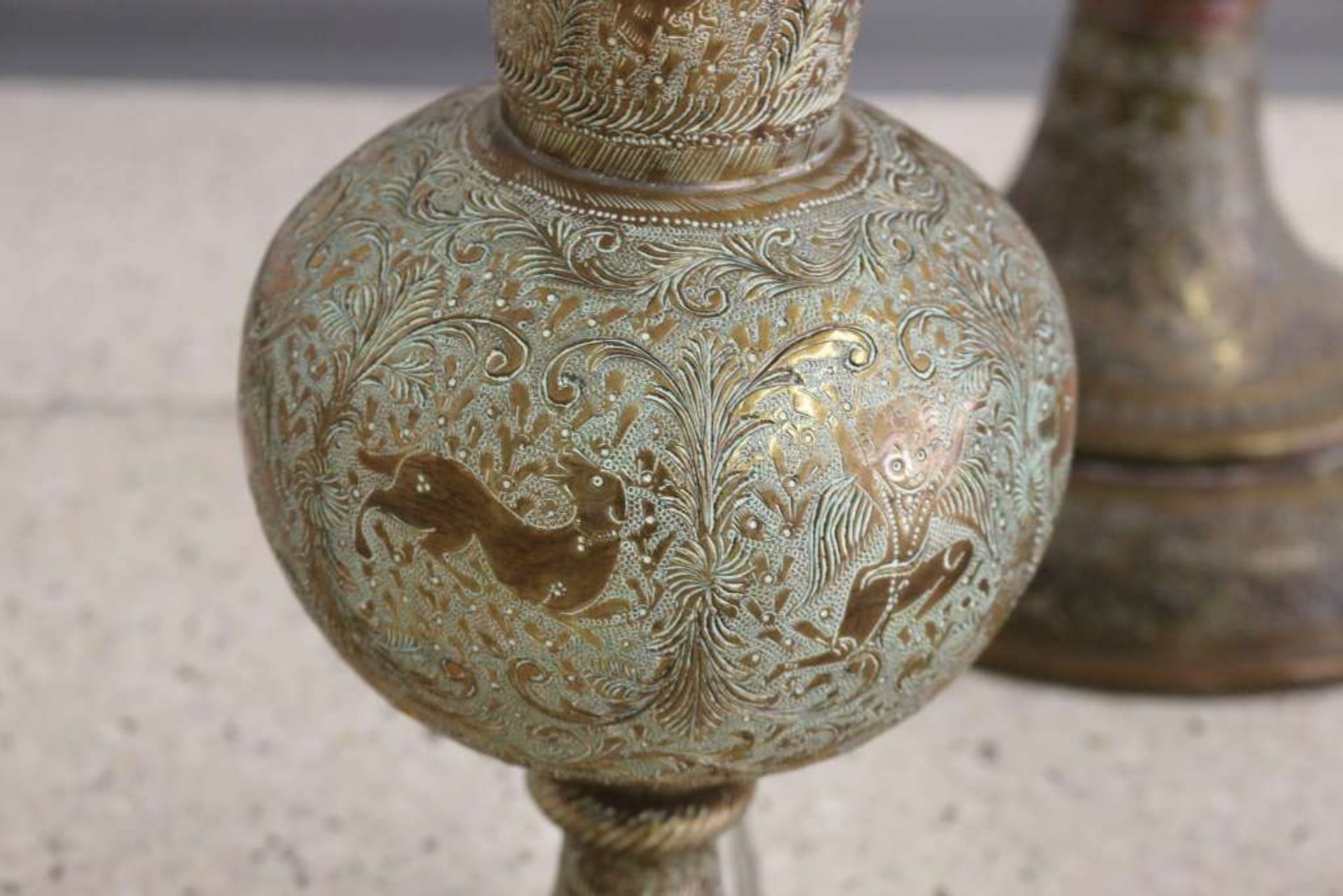 3 Messinggefäße, vermutlich Indien, wohl 20. Jh., mit floralem und figuralem Dekor, reliefiert und - Bild 3 aus 3