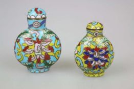 China, 2 Snuffbottle, Cloisonné, bauchige Form, polychrom gefasst, H.: ca. 5,5 - 7 cm, hellblauer