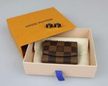 Louis Vuitton, Paar Manschettenknöpfe mit LV Emblem, dabei Etui aus Damier Ebene Canvas, Maße: ca. 6