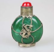 China, Snuffbottle, grüner Stein, wohl Malachit mit Silbereinfassung, beidseitig als Drachen