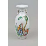 China, Vase aus der Republikzeit, wohl um 1920-30, ovaler Bodenstempel in Rot, figürl. Szenerie "
