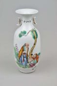 China, Vase aus der Republikzeit, wohl um 1920-30, ovaler Bodenstempel in Rot, figürl. Szenerie "