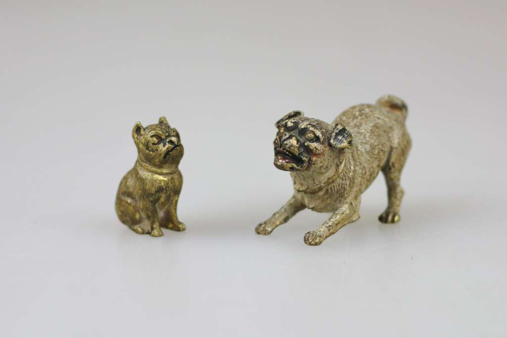 Wiener Bronze, ohne Markung, zwei Miniaturen, 20. Jh. Bellender Mops, sitzender Hund, polychrome