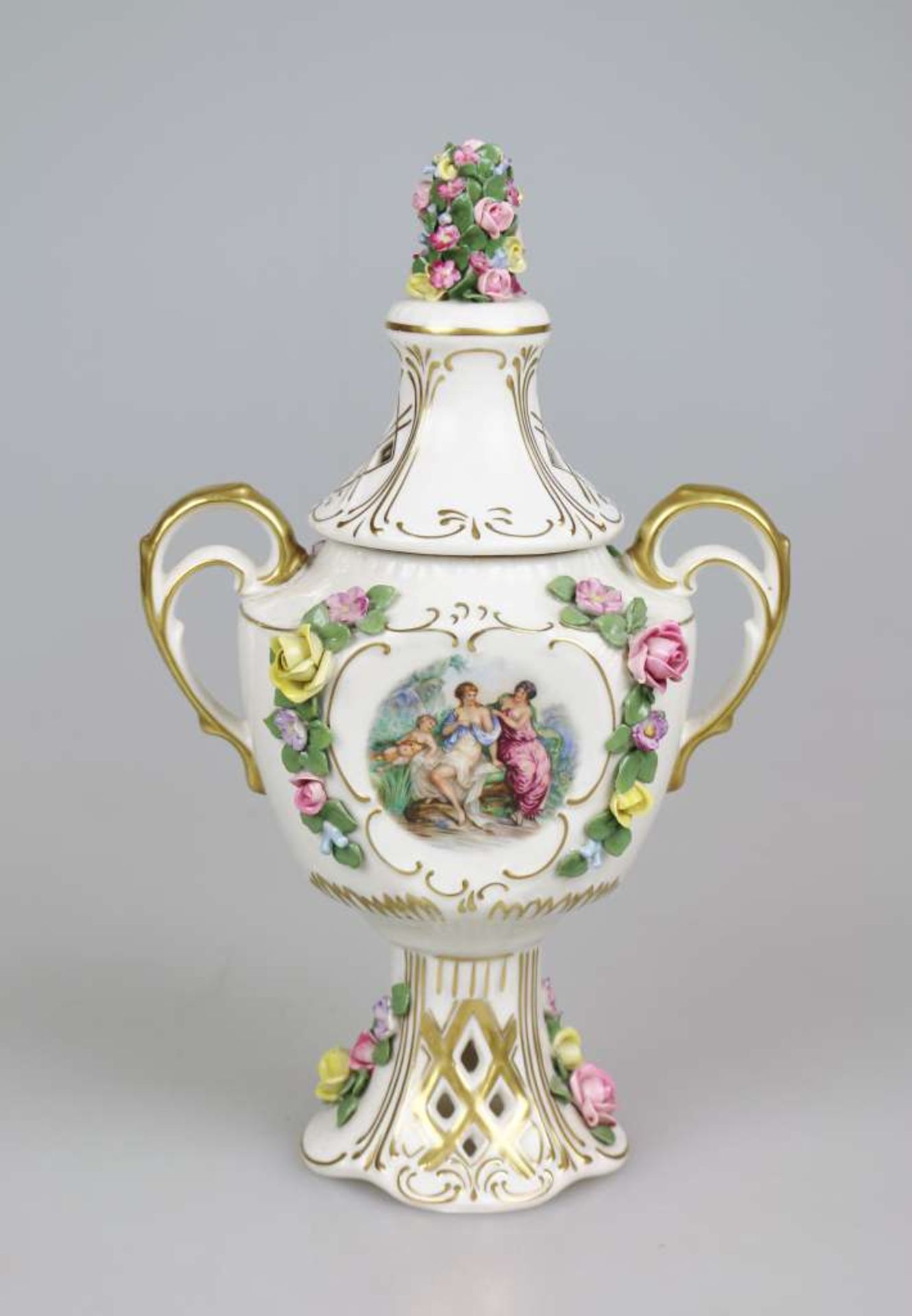 Potpouri-Vase, Sandizell, Bayern, Marke 1951-60, Rokoko-Form, besetzt mit plastischen Blüten, auf