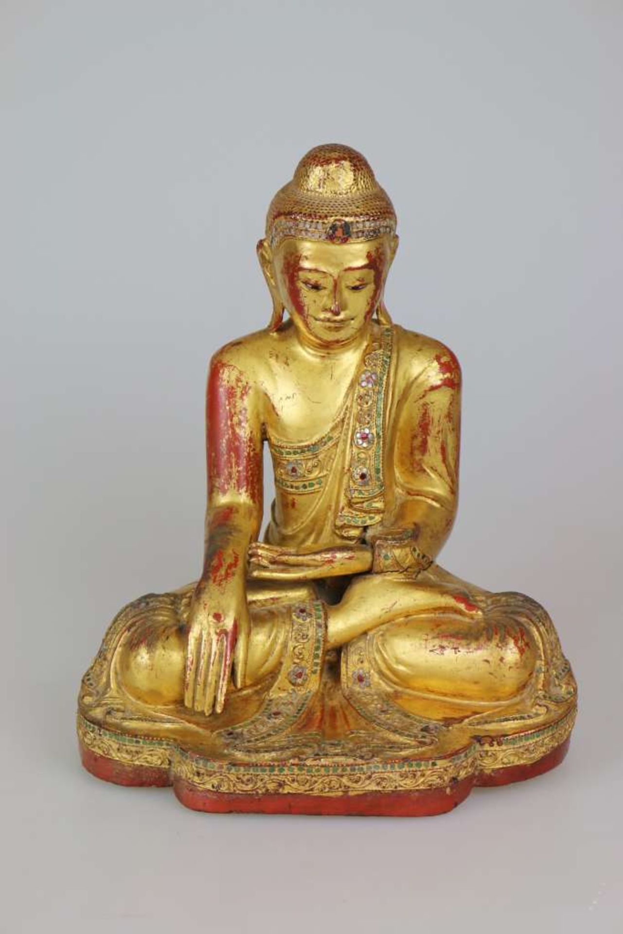 Buddha Statue Burma, Holz vergoldet, 18/19 Jh. Mandalay Periode. Höhe ca. 40 cm. Mit der rechten