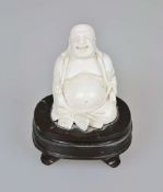 China, Elfenbeinschnitzerei um 1900, Hotai Buddha, sitzender Glücksbuddha auf Holzpodest, Höhe