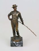 Constantin HÖLAND (act.1890-1910), Bronze auf Marmorsockel, junger Mann mit Hut, in der Hand einen