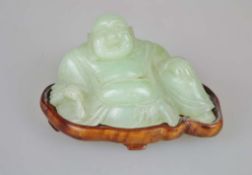 China, Hotai Buddha aus hellgrüner Jade, sitzender Glücksbuddha auf Holzsockel, Höhe ohne Sockel ca.