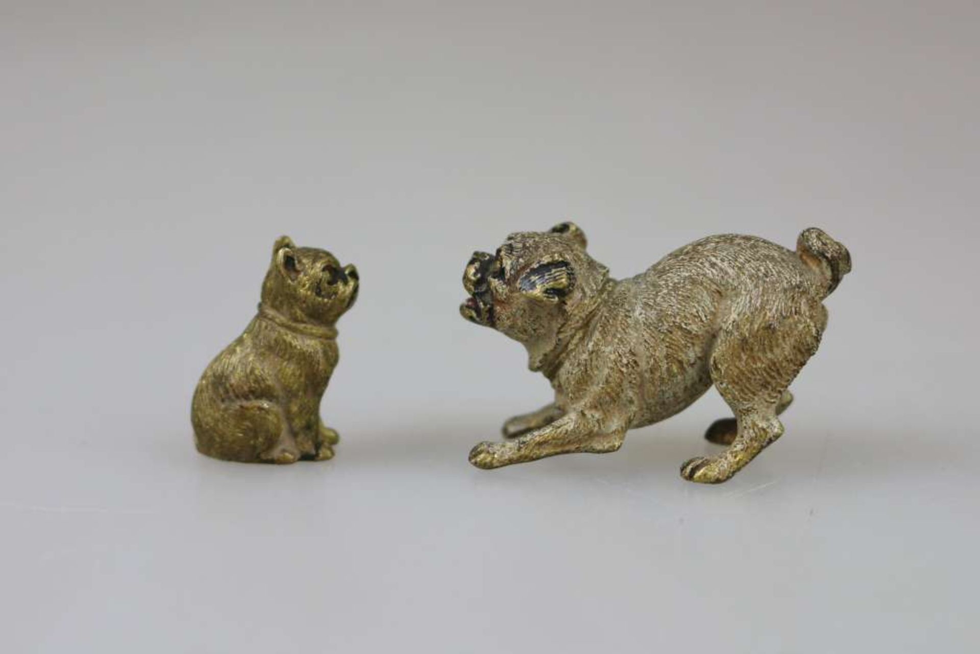 Wiener Bronze, ohne Markung, zwei Miniaturen, 20. Jh. Bellender Mops, sitzender Hund, polychrome - Bild 2 aus 3