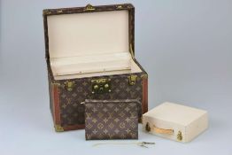 Louis Vuitton Beauty Case, Canvas mit LV Schriftzug, Messingbeschläge und Ledergriff. Innen mit