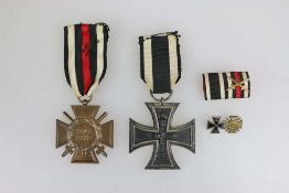 Eisernes Kreuz 2. Klasse 1914 am Band, FEK, Feldschnalle und beschädigte Miniatur.