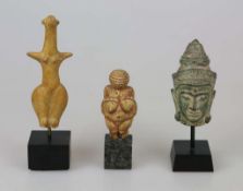 Drei Museumsreplika verschiedener Epochen und Kulturen, 20. Jh., u.a. Venus von Willendorf,