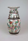 China, große Ballustervase, 20 Jh., polychrome Bemalung mit Kriegsszenen, am Stand und