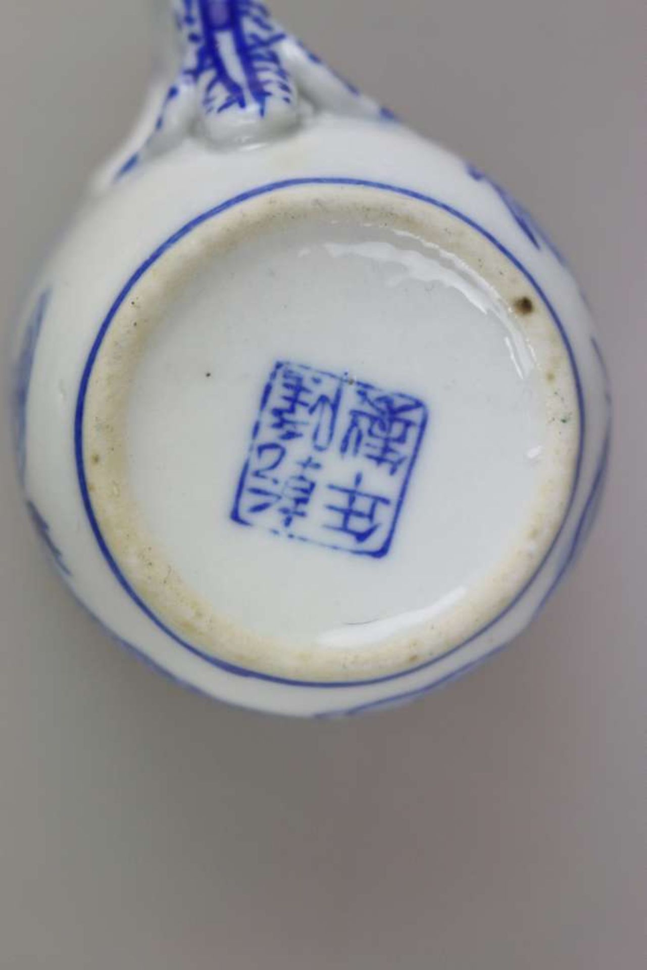 China, Teeservice mit Drachenmotiv in Blau auf weißem Grund, 20. Jh., bestehend aus Tablett, Kanne - Bild 3 aus 3
