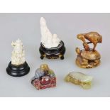 Fünf figürliche Kleinteile, verschiedene Materialien und Darstellungen, Ganesha Figur beschädigt,