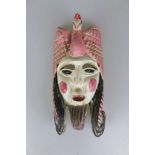 Vogelmaske, wohl Mittelamerkika, stil. Hahn, polychrom staffiert. H. 45 cm. Alters- und